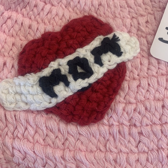 NWOT PINK ‘MOM’ BEANIE - Picture 3 of 7